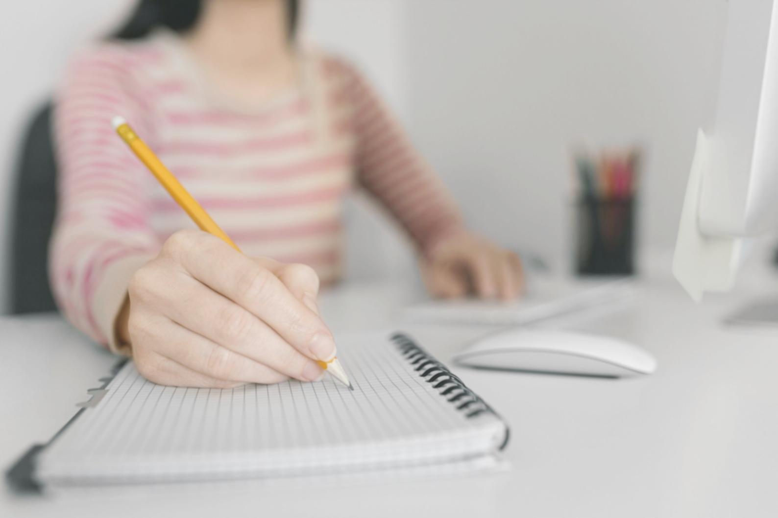 Étudiant analysant des données financières sur ordinateur